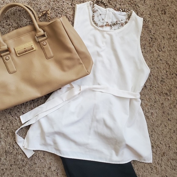 Sleeveless top w/ tie✨️ - Picture 1 of 2